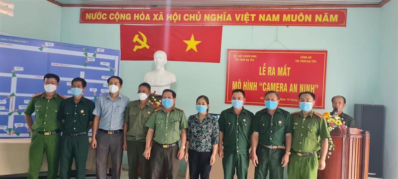 Ban chủ nhiệm mô hình chụp hình lưu niệm với các đồng chí lãnh đạo Thị trấn và lãnh đạo Công an huyện Đạ Tẻh tại buổi ra mắt mô hình “Camera an ninh”