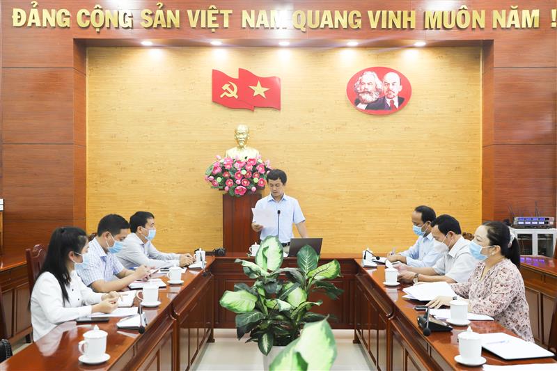 Đồng chí Phan Đức Thái – Phó Bí thư Huyện ủy Đạ Tẻh phát biểu tại cuộc họp