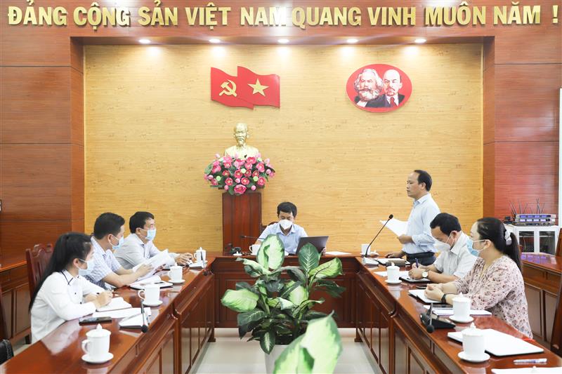 Đồng chí Hồ Quốc Phong - Trưởng Ban Tuyên giáo báo cáo hoạt động của Trang TTĐT Huyện ủy trong thời gian qua