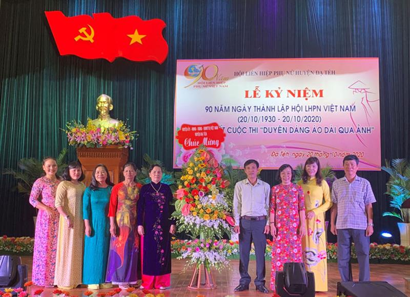 Lãnh đạo huyện Đạ Tẻh tặng hoa chúc mừng 90 năm ngày thành lập Hội LHPN Việt Nam