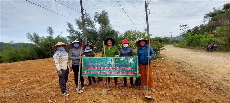 Chi hội phụ nữ thôn Sơn thủy trồng tuyến đường cây phân tán