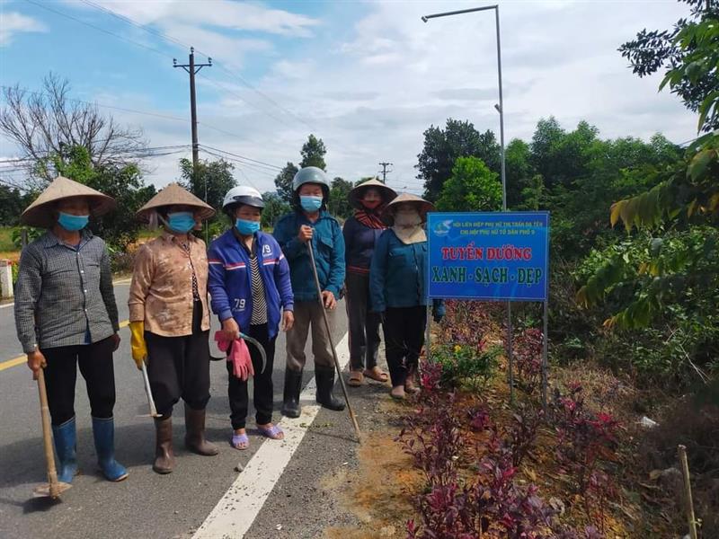 Hội LHPN thị trấn Đạ Tẻh làm tuyến đường xanh sạch đẹp chào mừng đại hội phụ nữ các cấp