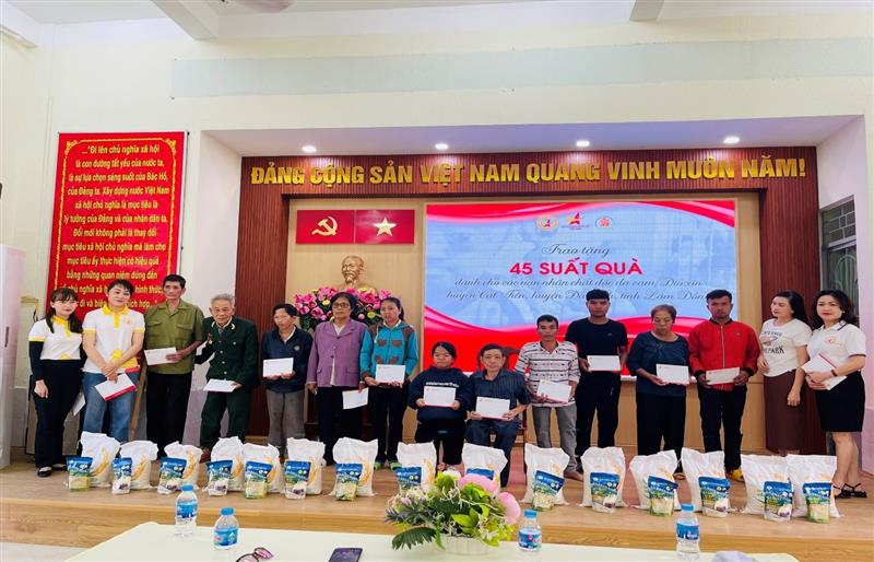 Các thành viên Hội doanh nhân trẻ Lâm Đồng trao tặng quà cho nạn nhân da cam huyện Cát Tiên