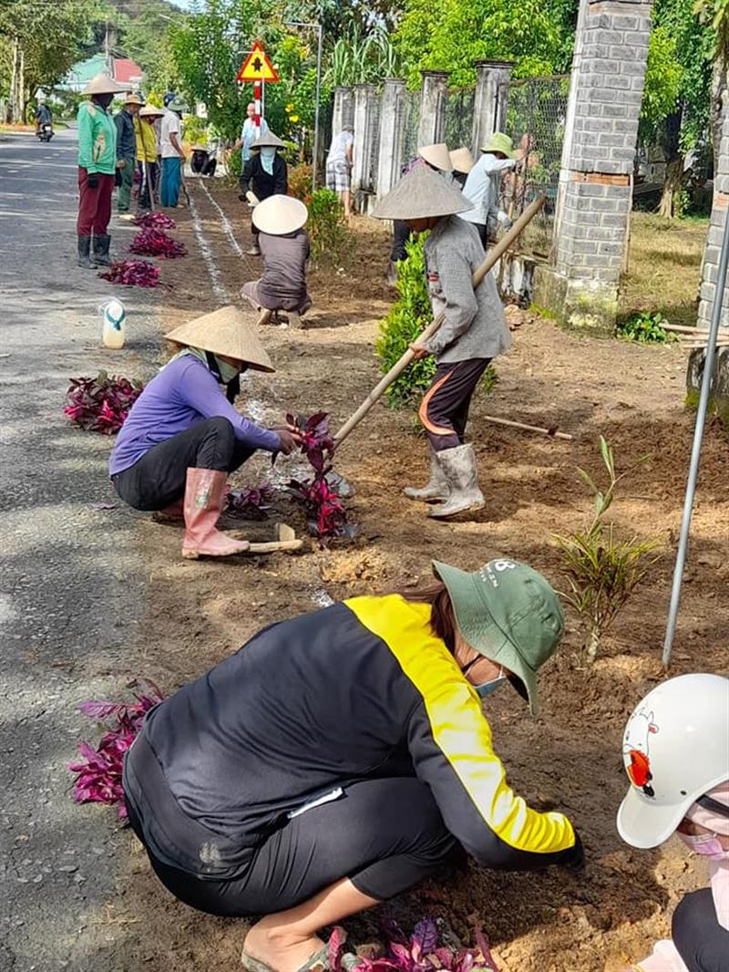 Một số hình ảnh trong buổi ra quân trồng hoa tại xã Triệu Hải