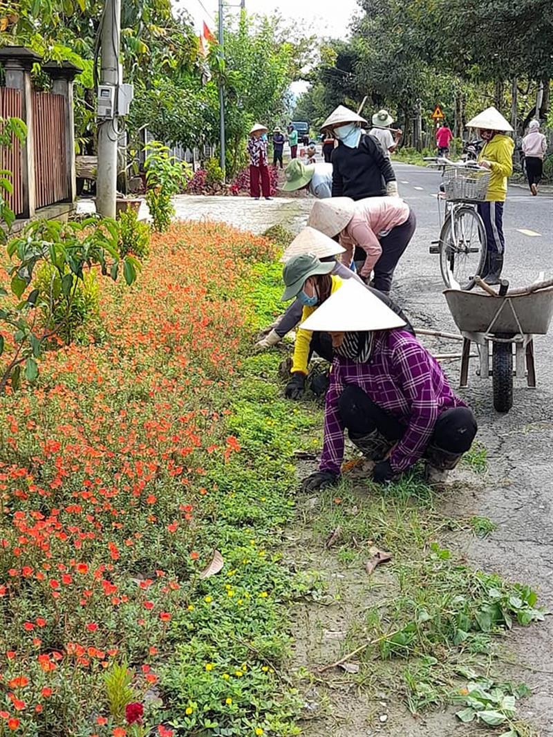 Một số hình ảnh trong buổi ra quân trồng hoa tại xã Triệu Hải