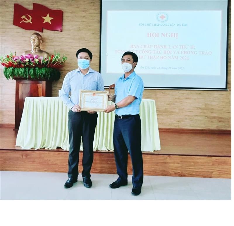 Ông Phan Đức Thái – Phó Bí thư Thường trực huyện ủy Đạ Tẻh trao giấy khen cho cá nhân có nhiều đóng góp trong hoạt động nhân đạo năm 2021