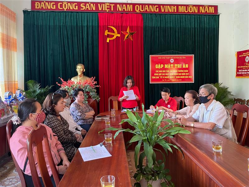 Bà Phan Thị Hồng Loan, Chủ tịch Hội Chữ thập đỏ huyện Đạ Tẻh phát biểu ghi nhận những đóng góp cao quý các nhà hảo tâm, mạnh thường quân trong hoạt động nhân đạo năm 2021