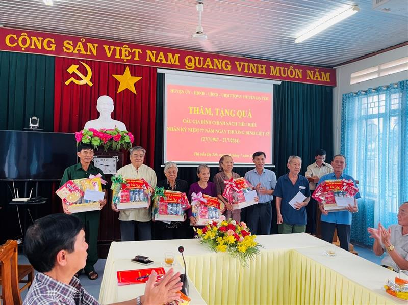 Đ/c Nguyễn Mạnh Việt - Bí thư Huyện ủy tặng quà cho các gia đình chính sách, người có công tiêu biểu trên địa bàn huyện