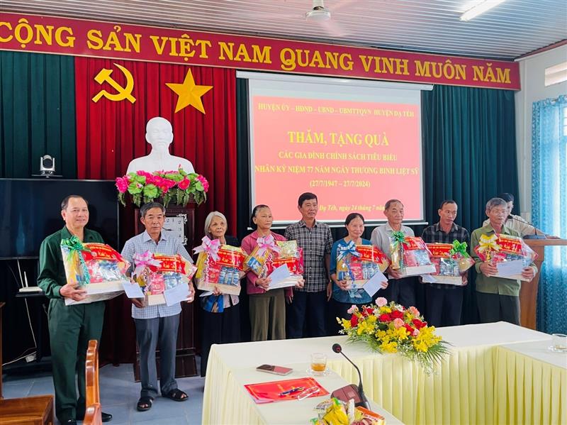 Đ/c Nguyễn Hoàng Minh - Phó Chủ tịch UBND huyện tặng quà cho các gia đình chính sách, người có công tiêu biểu trên địa bàn huyện	