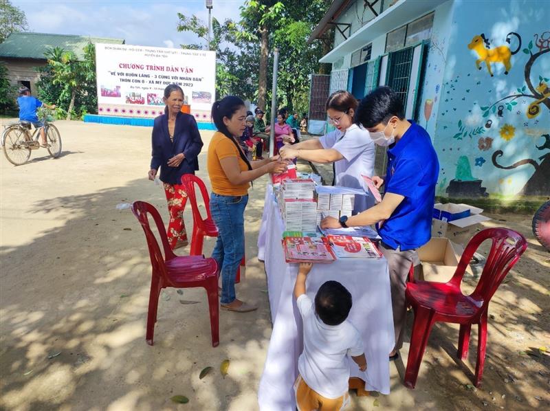 Khám bệnh, cấp thuốc miễn phí cho bà con