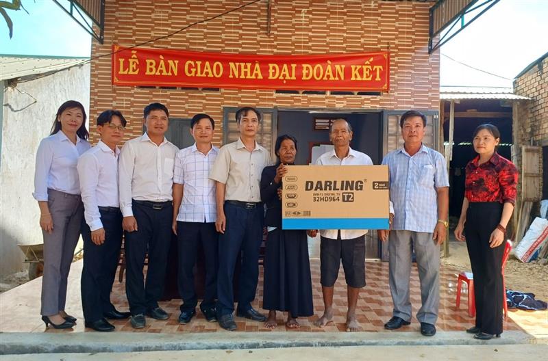 Cán bộ công chức Văn phòng Huyện ủy - phòng Tài chính Kế hoạch tặng sinh kế giảm nghèo cho gia đình ông K'Lẹ