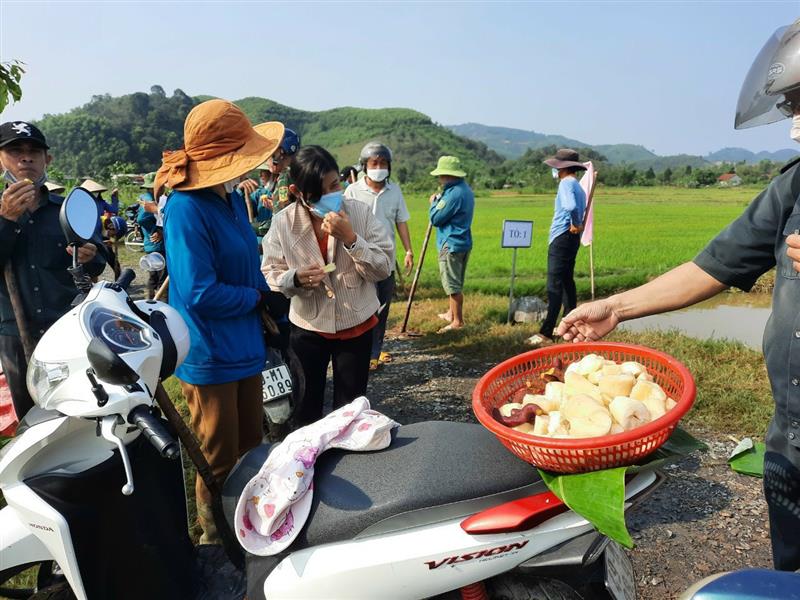 Người dân xã Triệu Hải chuẩn bị đồ ăn cho cán bộ, công chức, viên chức và chiến sỹ lực lượng vũ trang tham gia công tác dân vận