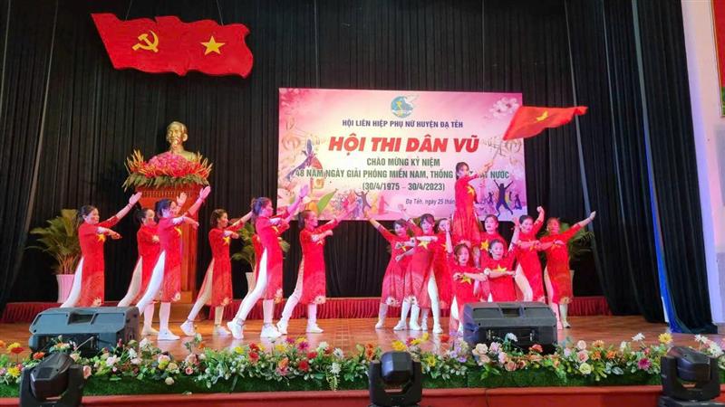 Giải 3 hội thi dân vũ chào mừng kỷ niệm 48 năm ngày giải phóng miền Nam, thống nhất đất nước