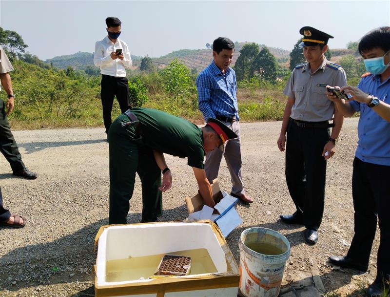 Kiểm sát viên kiểm sát việc tiêu hủy vật chứng