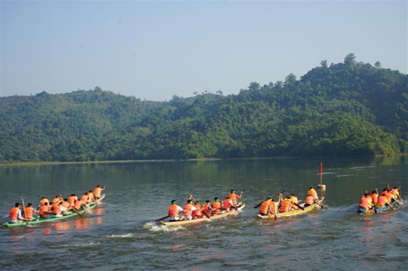 Giải đua thuyền truyền thống diễn ra hàng năm tại Hồ Đạ Hàm - xã An Nhơn