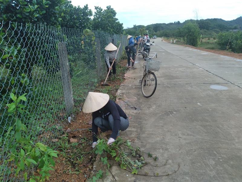 Cán bộ và Nhân dân tổ dân phố 7 trồng, chăm sóc hoa