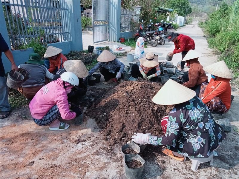 Hội viên phụ nữ tham gia làm vườn ươm hoa – cây cảnh