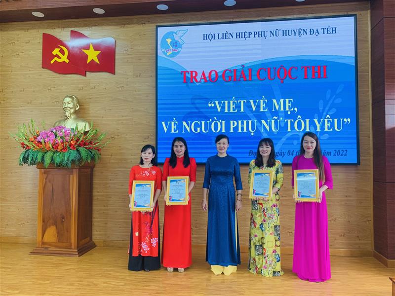 Đ/c Nguyễn Thị Tiếng Thơ – Huyện ủy viên, Chủ tịch Hội LHPN huyện trao giải các thí sinh có bài viết hay nhất
