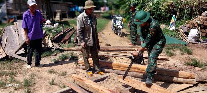 Làm cầu dân sinh phục vụ đi lại, sản xuất của đồng bào