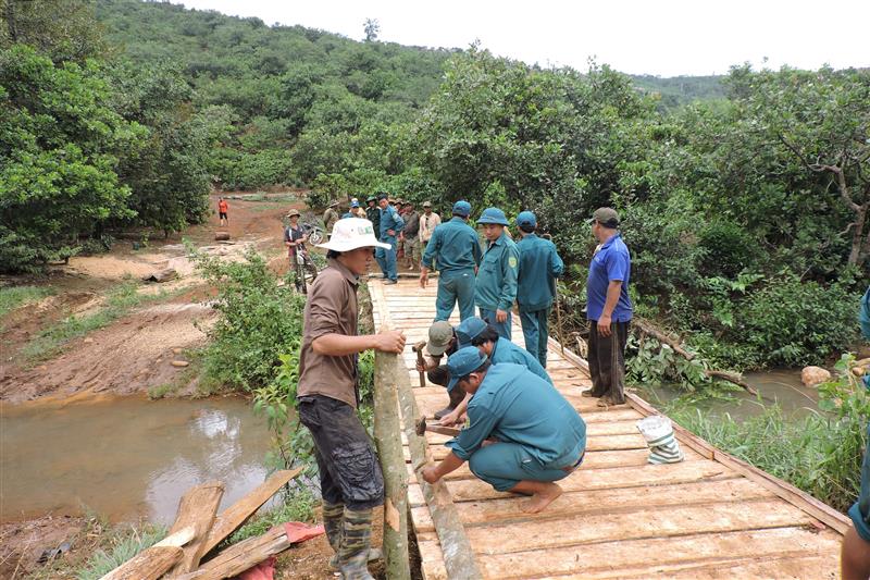 Làm cầu dân sinh phục vụ đi lại, sản xuất của đồng bào