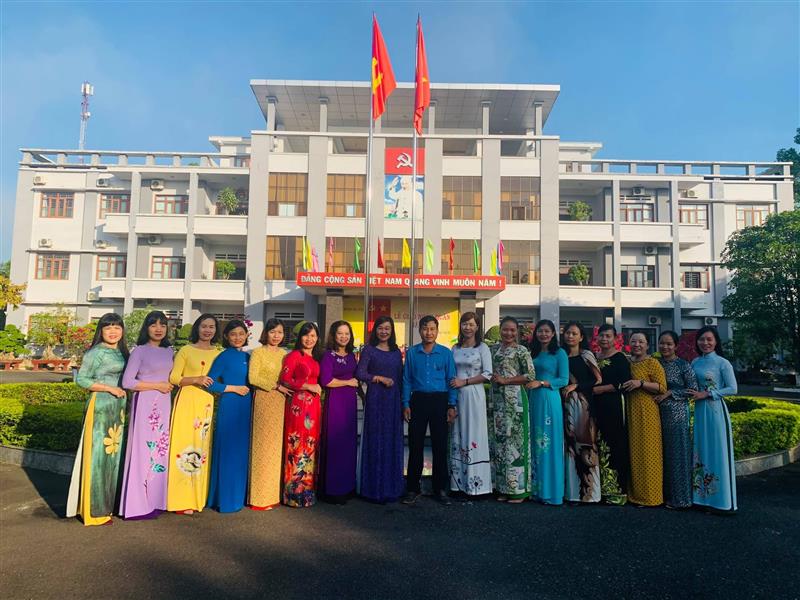 Một số hình ảnh phụ nữ huyện Đạ Tẻh hưởng ứng Tuần lễ áo dài năm 2021