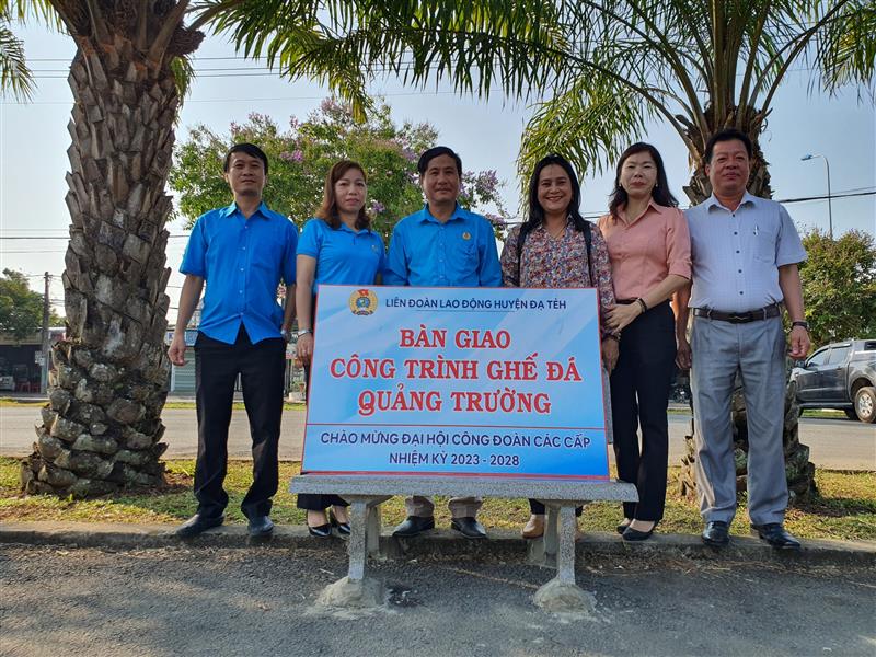 Bàn giao công ghế đá quảng trường Chào mừng đại hội công đoàn các cấp Nhiệm kỳ 2023 - 2028