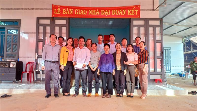 Bàn giao nhà đại đoàn kết cho gia đình anh Lộc Văn Sơn