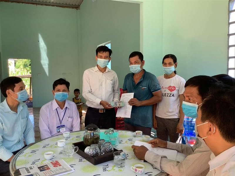 Lãnh đạo Hội Nông dân huyện trao tặng quà cho gia đình anh Nguyễn Văn Đẹt