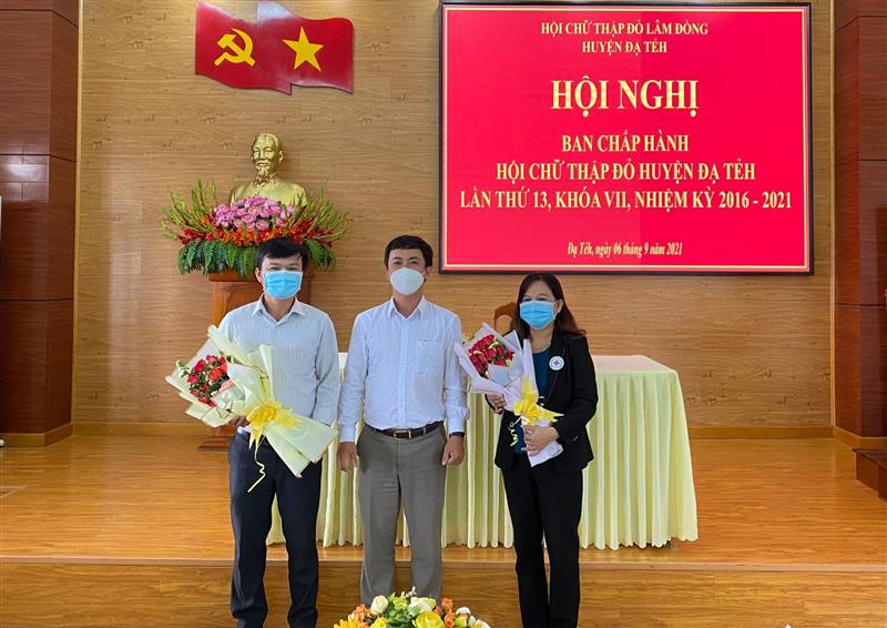 Đ/c Phan Đức Thái (giữa) – Phó Bí thư thường trực Huyện ủy tặng hoa chúc mừng đ/c Phan Thị Hồng Loan (bìa phải) - Chủ tịch Hội Chữ thập đỏ huyện Đạ Tẻh, nhiệm kỳ 2016 - 2021