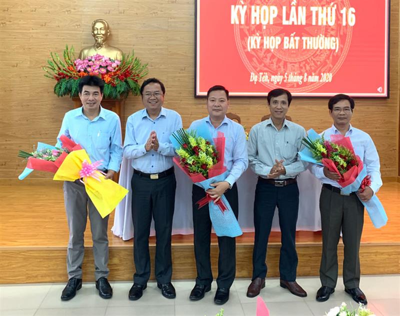 Đồng chí Tôn Thiện Đồng – Bí thư Huyện ủy và đồng chí Nguyễn Mạnh Việt – Phó Bí thư Thường trực Huyện ủy tặng hoa chúc mừng các đồng chí được HĐND huyện bầu giữ chức danh Chủ tịch UBND huyện (giữa), Phó Chủ tịch UBND (bìa phải) và Ủy viên UBND huyện Đạ Tẻh (bía trái)