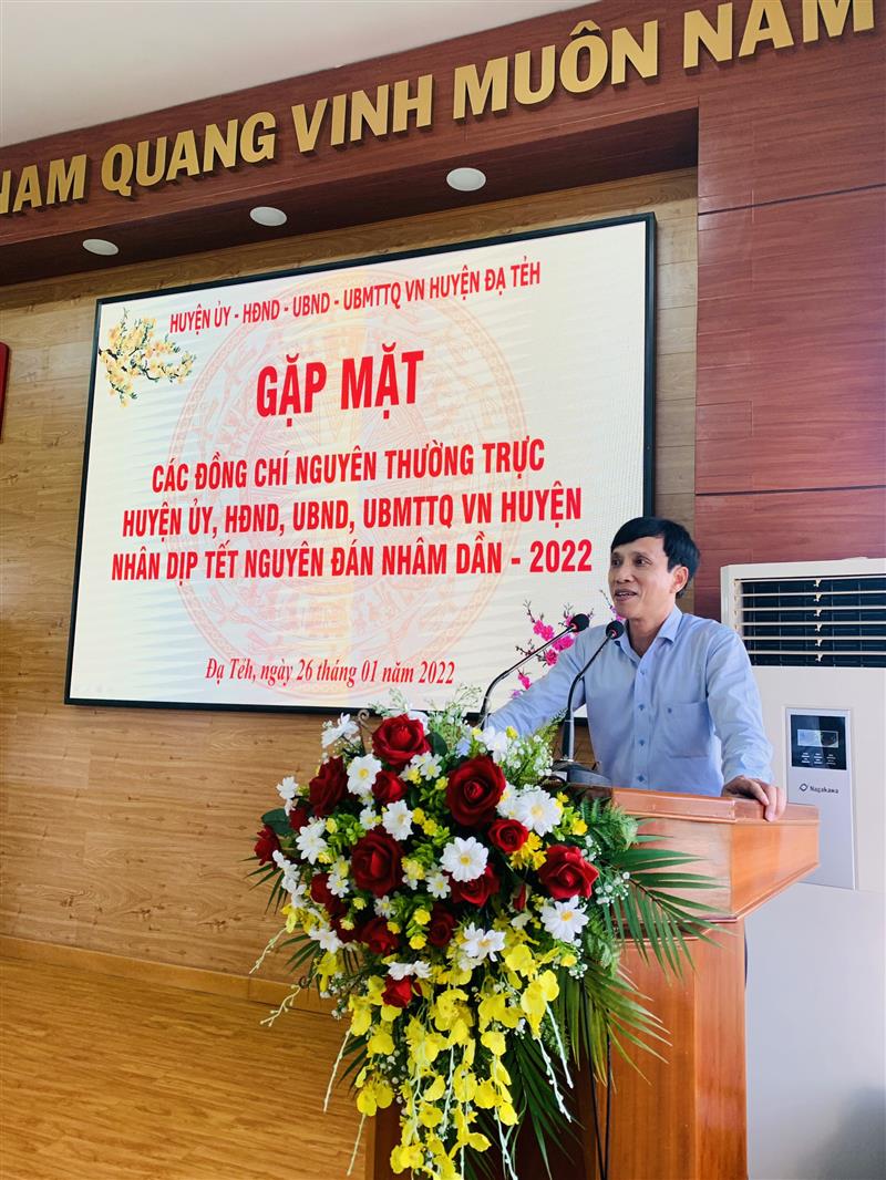 Đồng chí Nguyễn Mạnh Việt - Quyền Bí thư Huyện ủy Đạ Tẻh đã thông tin nhanh một số kết quả nổi bật của địa phương trong năm 2021, phương hướng nhiệm vụ năm 2022