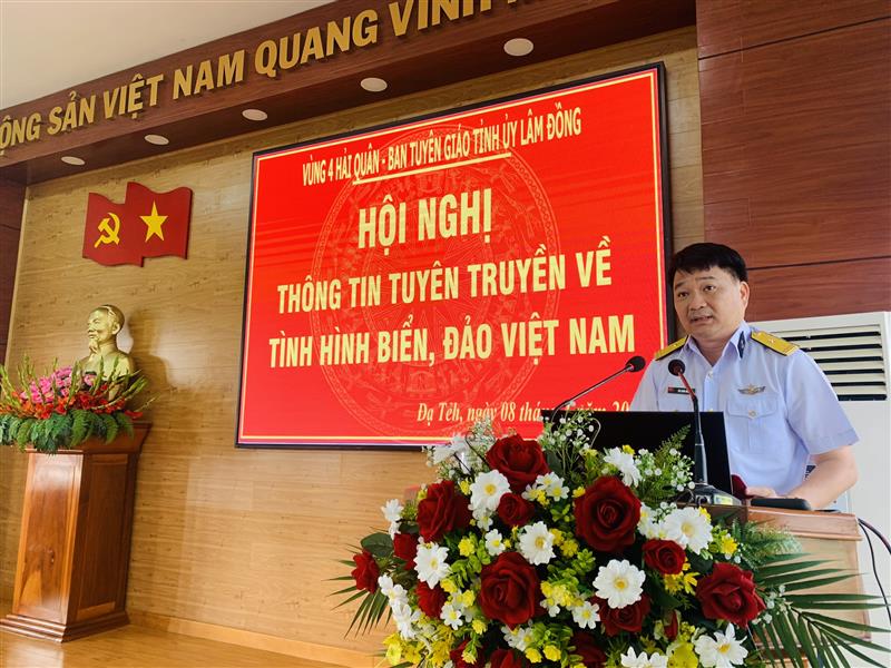 Thiếu tá Bùi Xuân Bình – Chính ủy Lữ đoàn 162 (Bộ tư lệnh Vùng 4 Hải quân) phát biểu tại buổi tuyên truyền