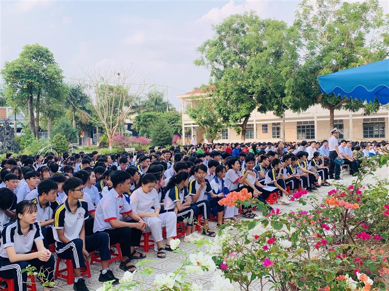 Đông đảo giáo viên và học sinh Trường THPT Đạ Tẻh tham dự buổi tuyên truyền