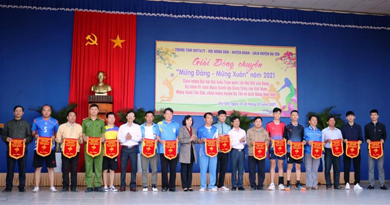 Đại diện BTC trao cờ cho 16 đội bóng chuyền đến từ các đơn vị xã, thị trấn trong huyện