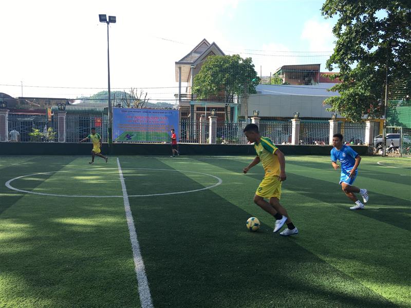 Trận đấu khai mạc giải giữa Đội thị trấn Đạ Tẻh và Công ty TNHH MTV Lâm nghiệp huyện Đạ Tẻh