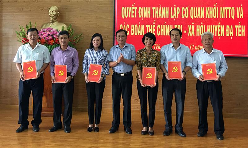 Trao quyết định bổ nhiệm trưởng, phó cơ quan Mặt trận Tổ quốc và các đoàn thể chính trị - xã hội