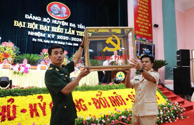 Ban kiểm phiếu kiểm tra thùng phiếu
