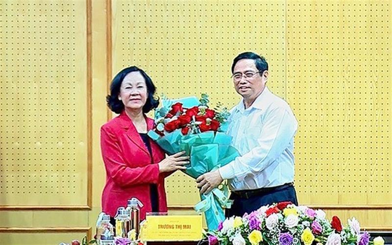 Thủ tướng Phạm Minh Chính tặng hoa chúc mừng Trưởng Ban Tổ chức Trung ương Trương Thị Mai