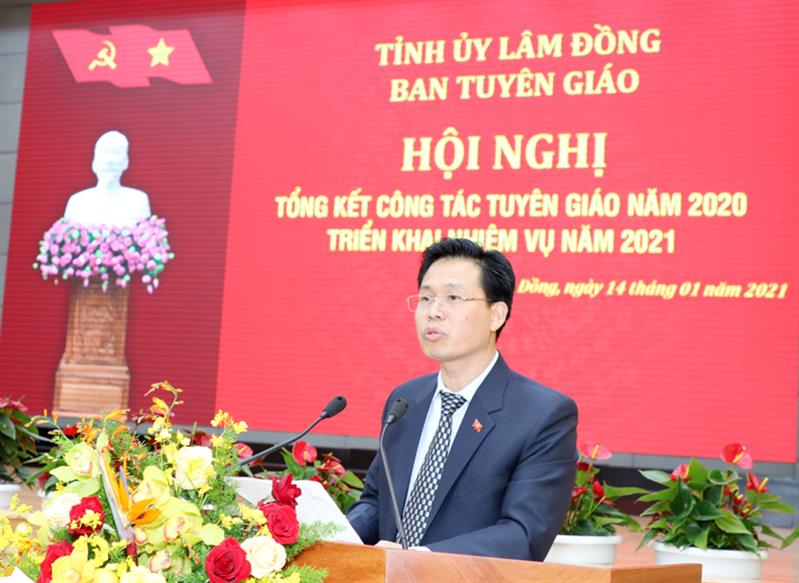 Đồng chí Trần Trung Hiếu - Phó Ban Thường trực Ban Tuyên giáo Tỉnh ủy trình bày báo cáo tổng kết