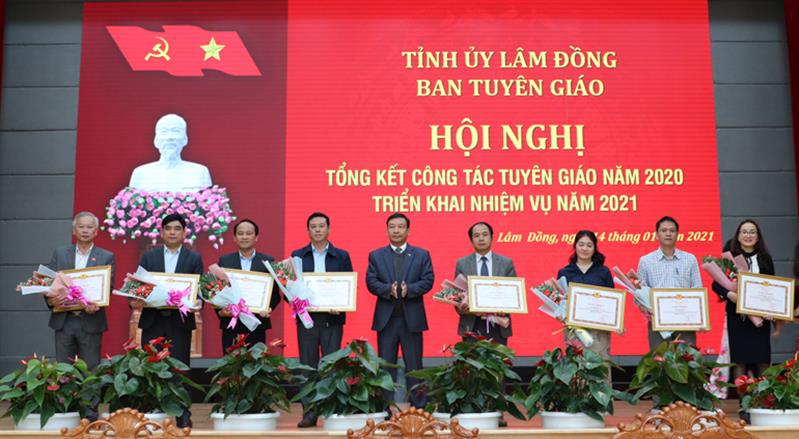 Lãnh đạo Ban Tuyên giáo Tỉnh ủy trao giấy khen cho 8 đơn vị có thành tích xuất sắc trong công tác tuyên truyền Đại hội Đảng các cấp nhiệm kỳ 2020 - 2025.