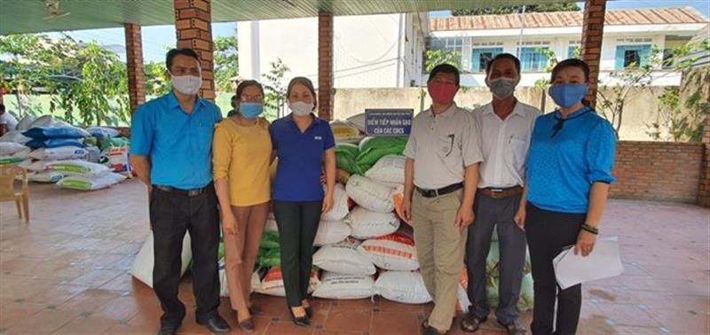Liên đoàn Lao động huyện tiếp nhận gạo của các CĐCS ủng hộ