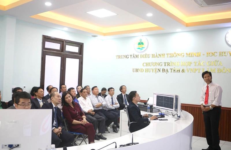 Chuyển đổi số trong công tác quản lý được huyện Đạ Tẻh triển khai từ cuối năm 2022, cụ thể, huyện đã ra mắt trung tâm điều hành thông minh – IOC. Ảnh: Quốc Phong 