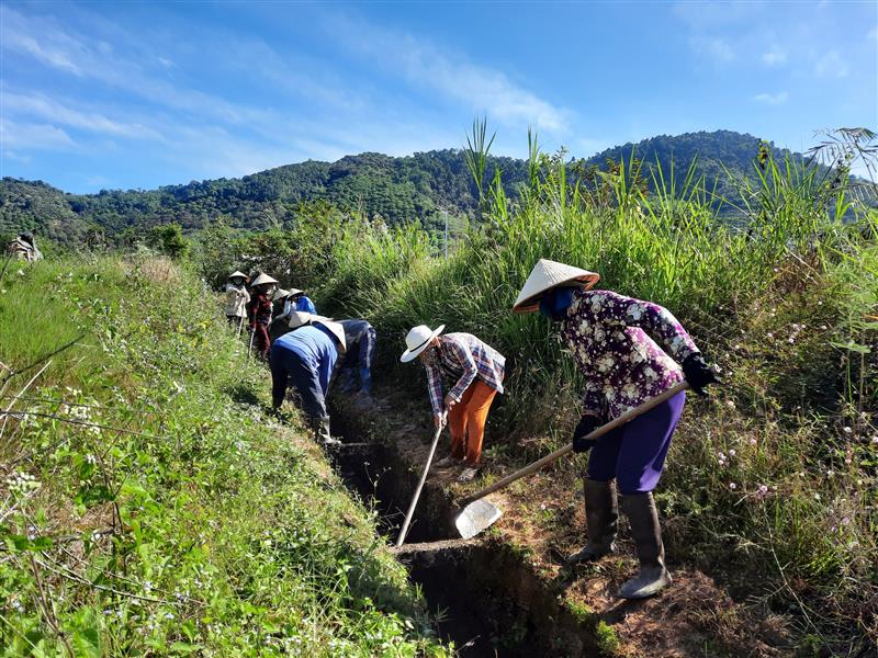 Ra quân nạo vét kênh mương tại Triệu Hải	