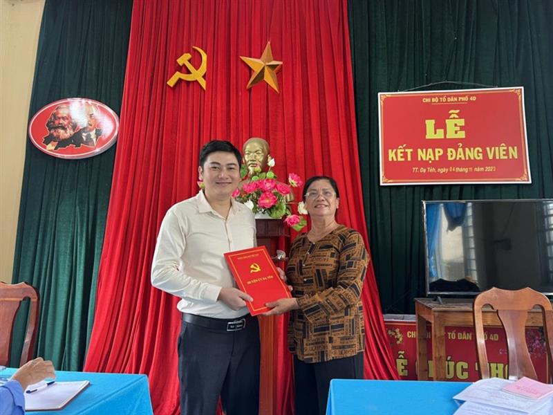 Chi hội phó nông dân Lê Tiến Dũng - TDP 4D, thị trấn Đạ Tẻh trong ngày Lễ kết nạp Đảng