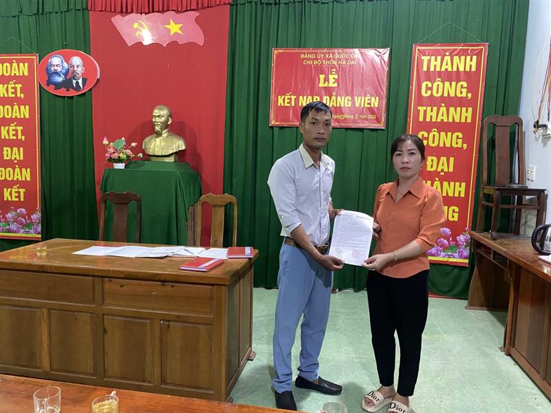 Chi hội trưởng nông dân thôn Hà Oai  Nguyễn Đình Khương - Quốc Oai trong ngày Lễ kết nạp Đảng