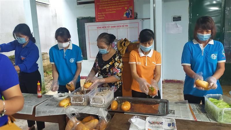 Cô Mạnh Tham gia tủ bánh mì không đồng tại sân Trung tâm VHTT huyện 