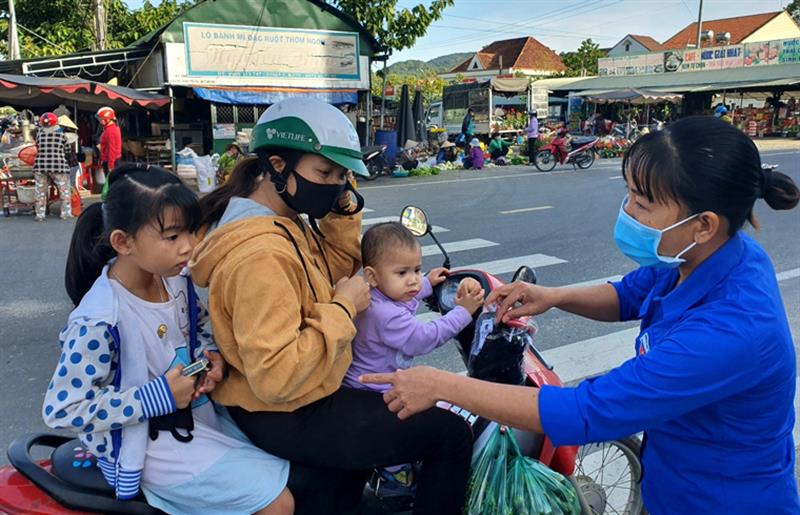 ĐVTN huyện Đạ Huoai hướng dẫn và phát khẩu trang miễn phí cho người dân