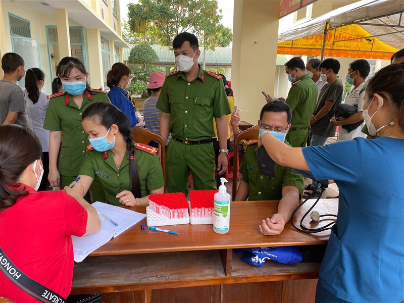 Lực lượng Công an và người dân tham gia hiến máu tình nguyện