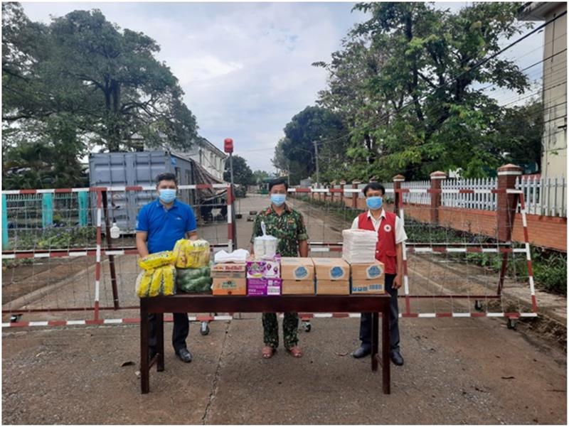 Hội Chữ thập đỏ huyện trao quà cho lực lượng làm nhiệm vụ tại các khu điều trị dịch bệnh Covid-19