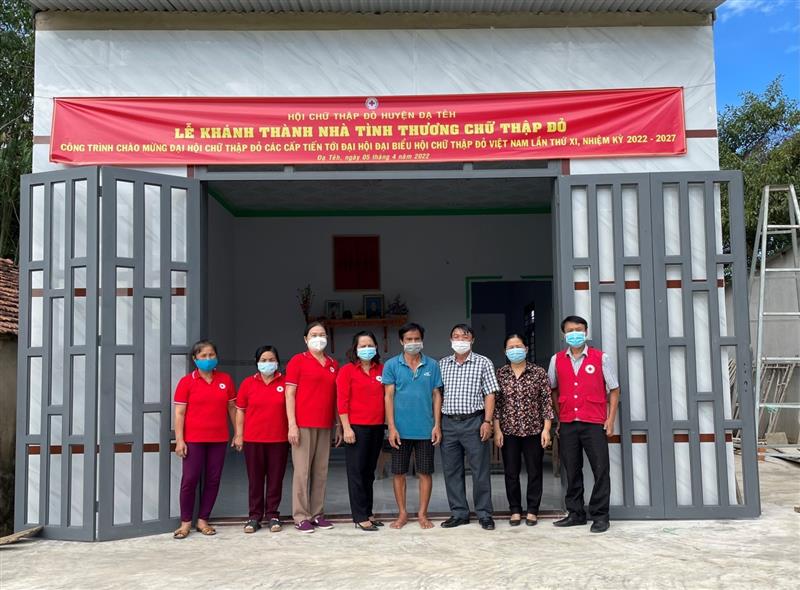 Hình: Đại diện Hội Chữ thập đỏ huyện cùng Đảng ủy, MTTQVN  thị trấn bàn giao nhà cho gia đình anh Nguyễn Xuân Hiếu (áo xanh)